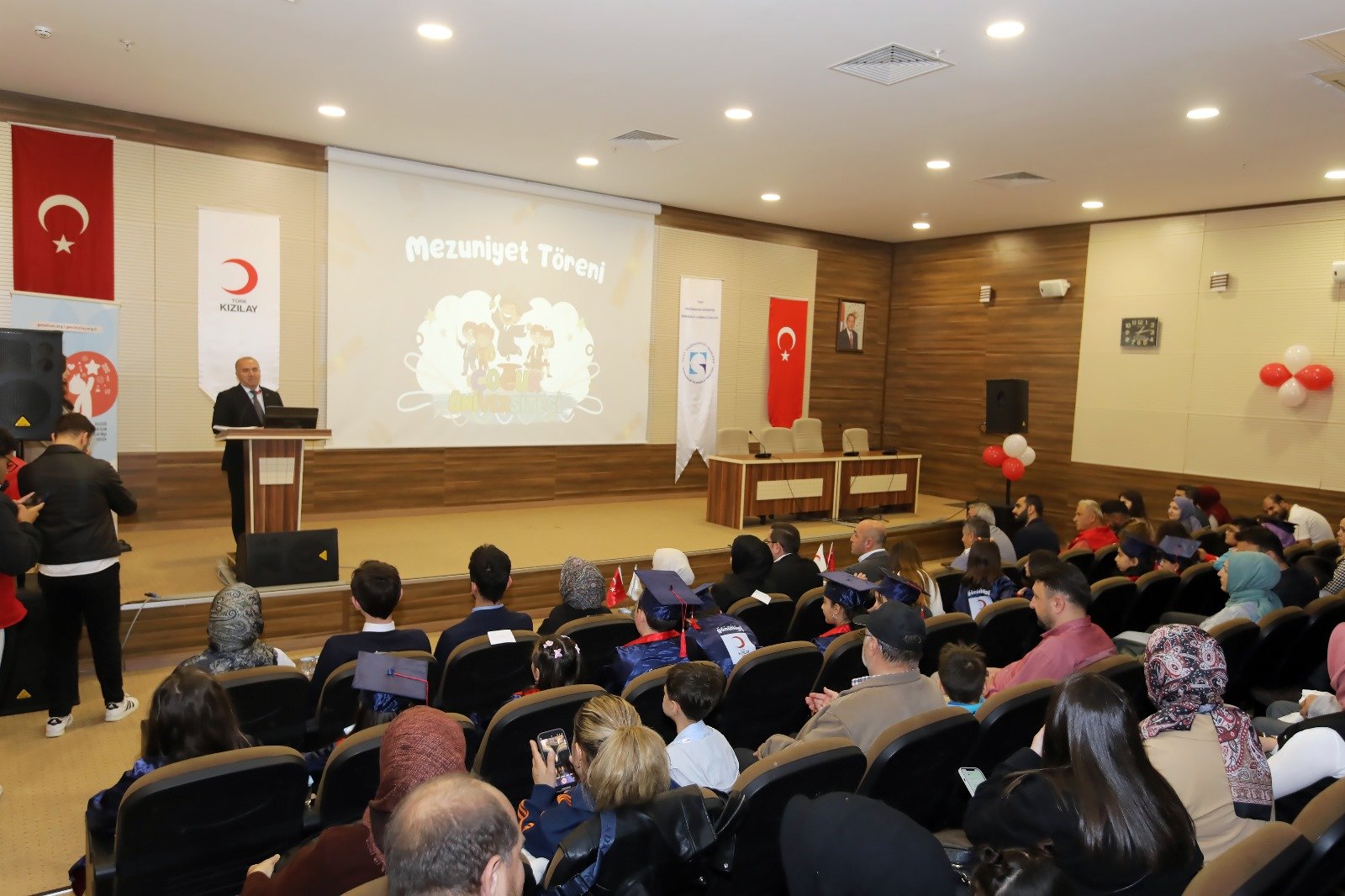 Çocuk Üniversitesinde Mezuniyet Coşkusu